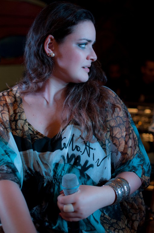 A cantora Juliana Sinimbú no coquetel de lançamento do Torre Unitá