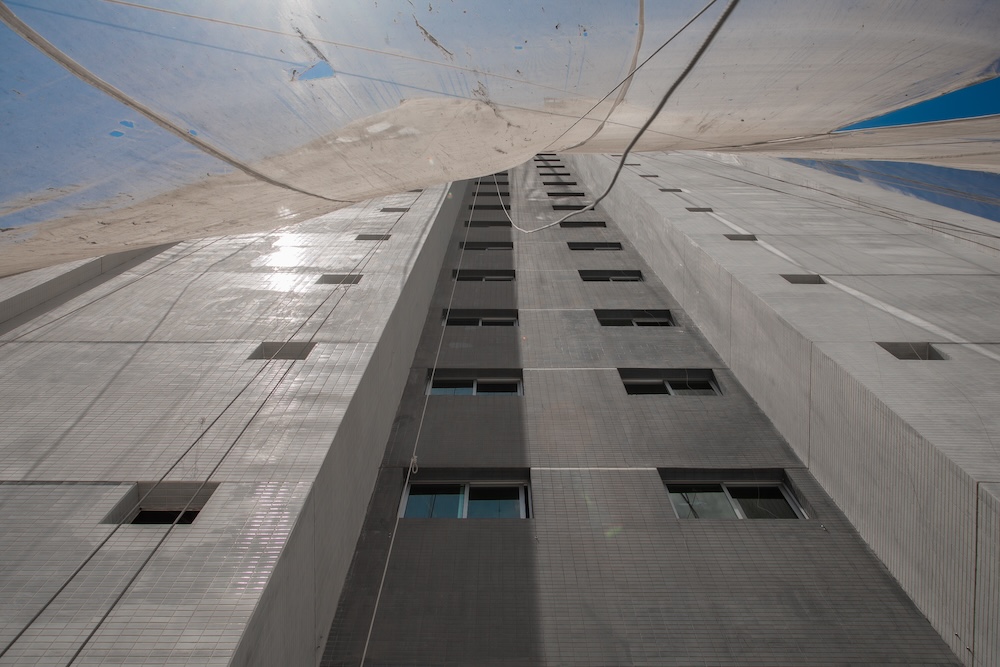 Fachada posterior com colocação de esquadrias de aluminio e vidro