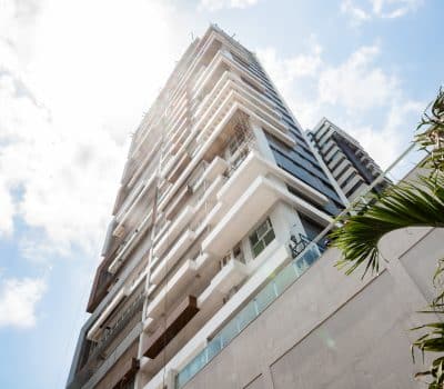 Torre Noir em Belém visto de baixo, destacando a fachada moderna, varandas amplas e a imponência do empreendimento em Batista Campos.